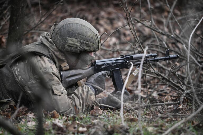 Военнослужащий во время обучения мобилизованных элитными подразделениями ВДВ на одном из полигонов в Запорожской области