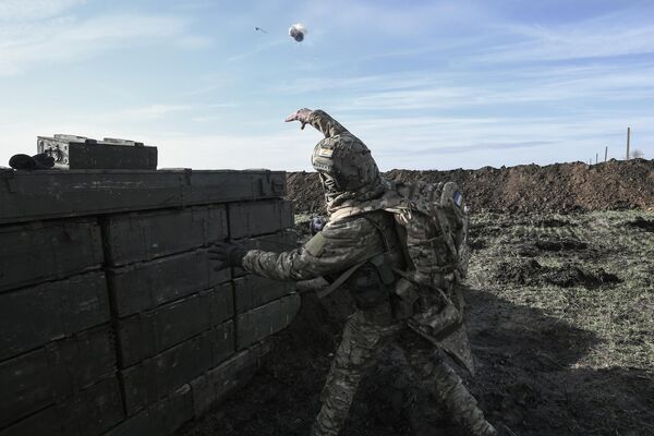 Военнослужащий во время обучения мобилизованных элитными подразделениями ВДВ на одном из полигонов в Запорожской области