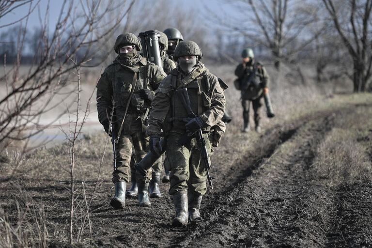 Обучение мобилизованных элитными подразделениями ВДВ на одном из полигонов в Запорожской области