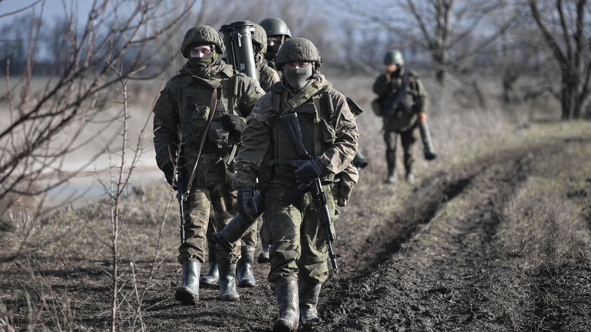 Обучение мобилизованных элитными подразделениями ВДВ на одном из полигонов в Запорожской области - РИА Новости, 1920, 16.01.2023