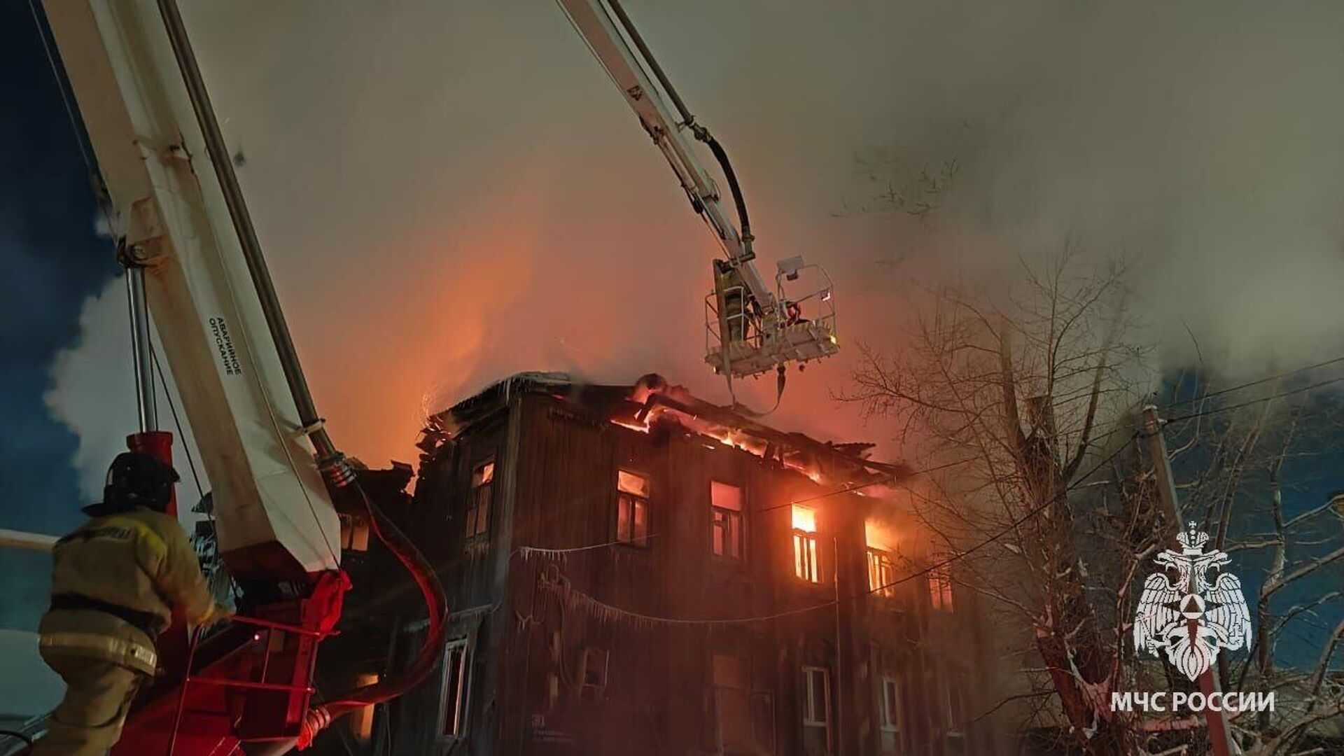 Пожар в многоквартирном доме в Уфе - РИА Новости, 1920, 09.01.2023