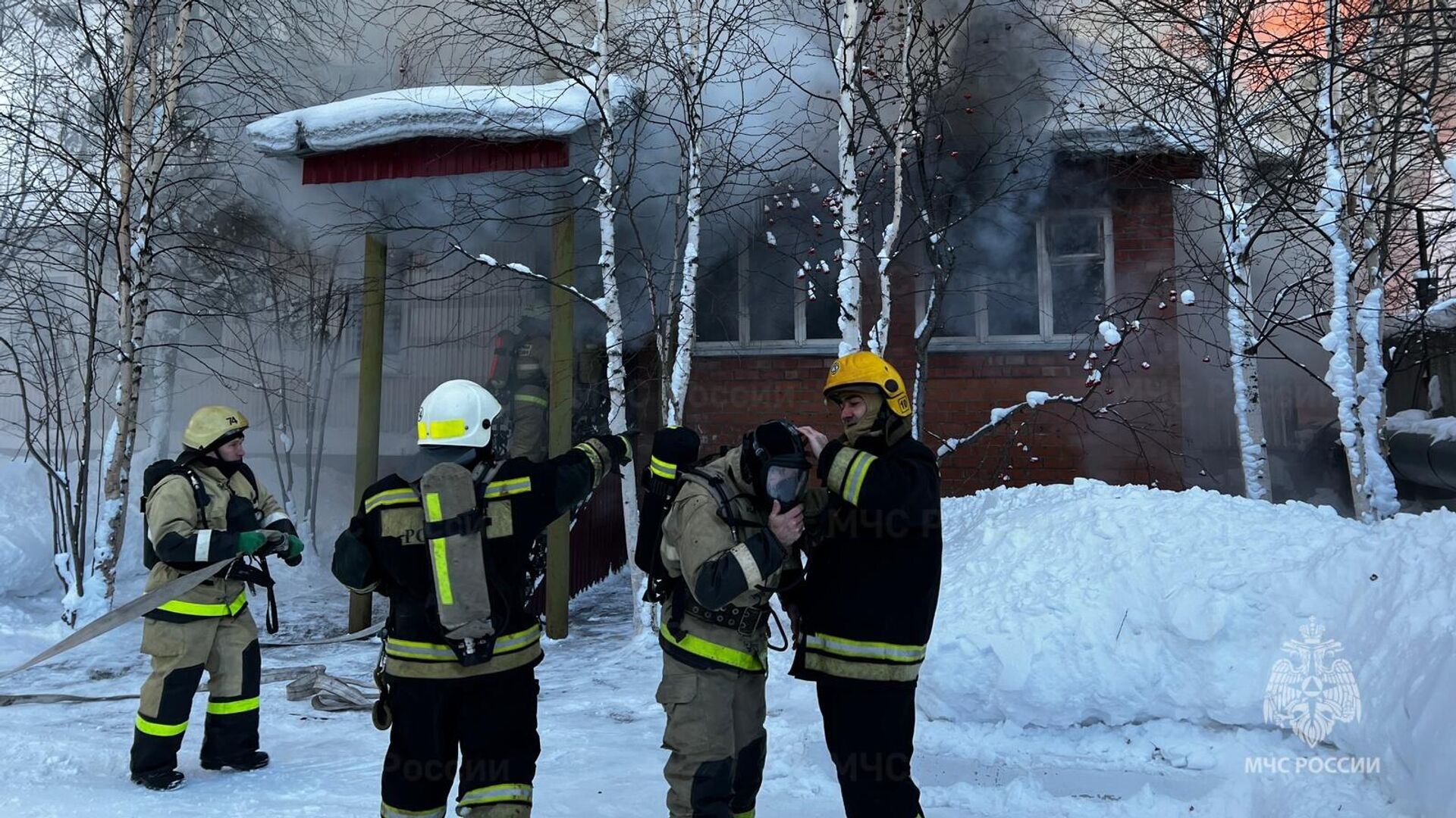 Сотрудники МЧС во время ликвидации пожара в здании общежития в Когалыме, ХМАО - РИА Новости, 1920, 09.01.2023