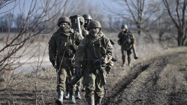 Обучение мобилизованных элитными подразделениями ВДВ на одном из полигонов в Запорожской области