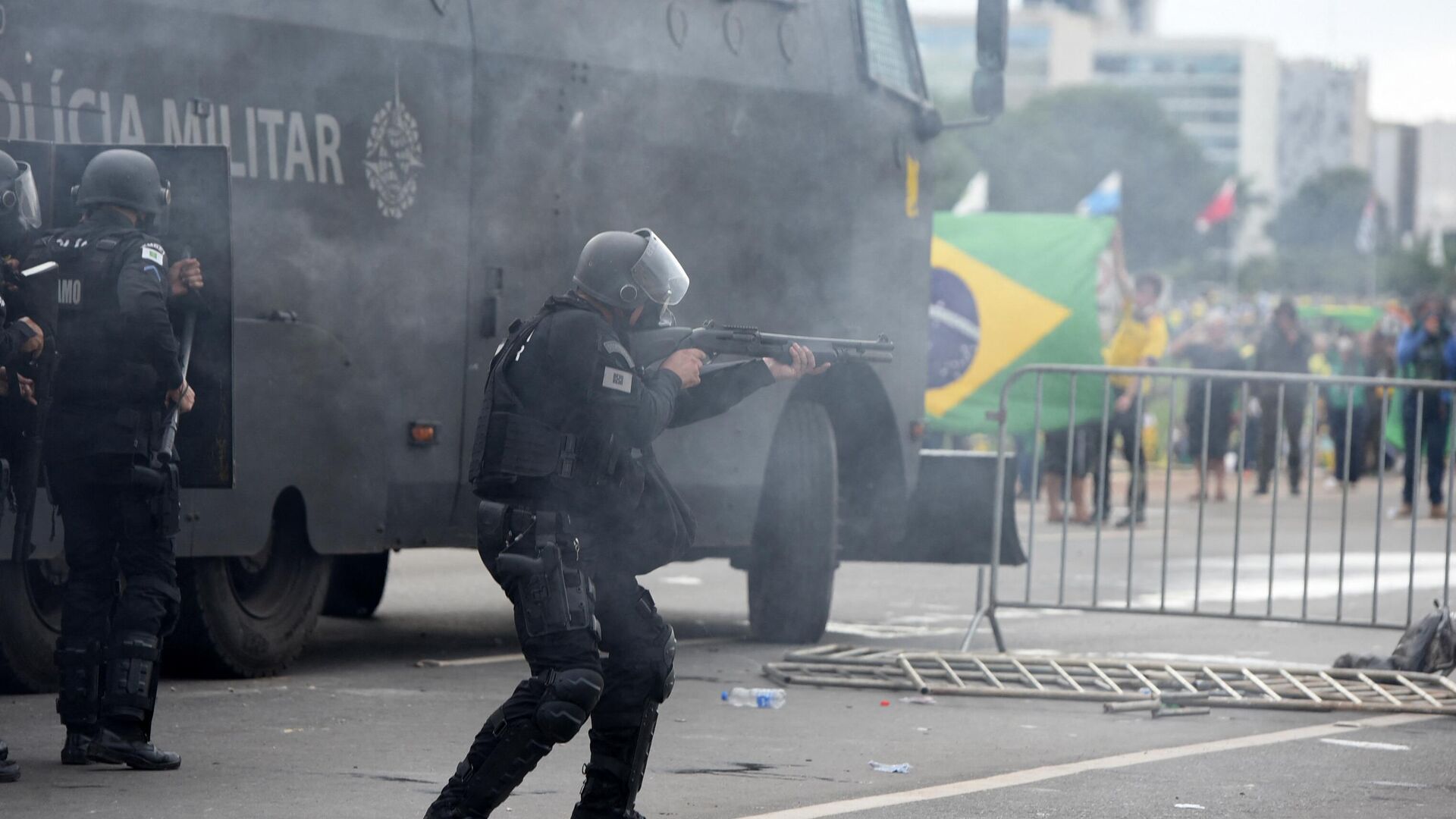 Полицейские во время беспорядков в Бразилиа - РИА Новости, 1920, 09.01.2023