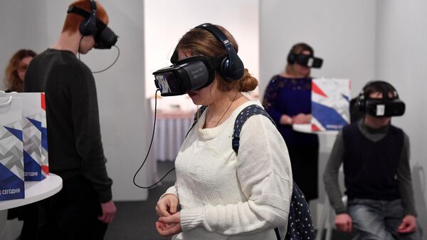 Участники VR-перформанса Слепые в большом городе в Государственном музее - культурном центре Интеграция имени Н.А. Островского в Москве тестируют очки виртуальной реальности