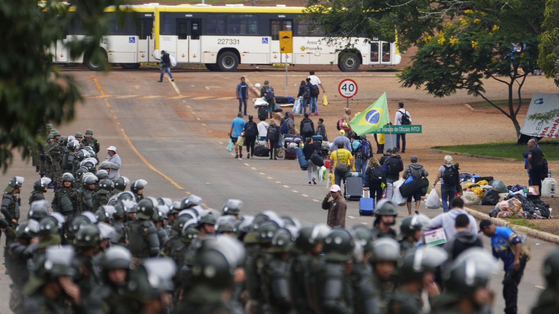 Полицейские оградили лагерь протестующих возле штаб-квартиры ВС в Бразилиа - РИА Новости, 1920, 09.01.2023