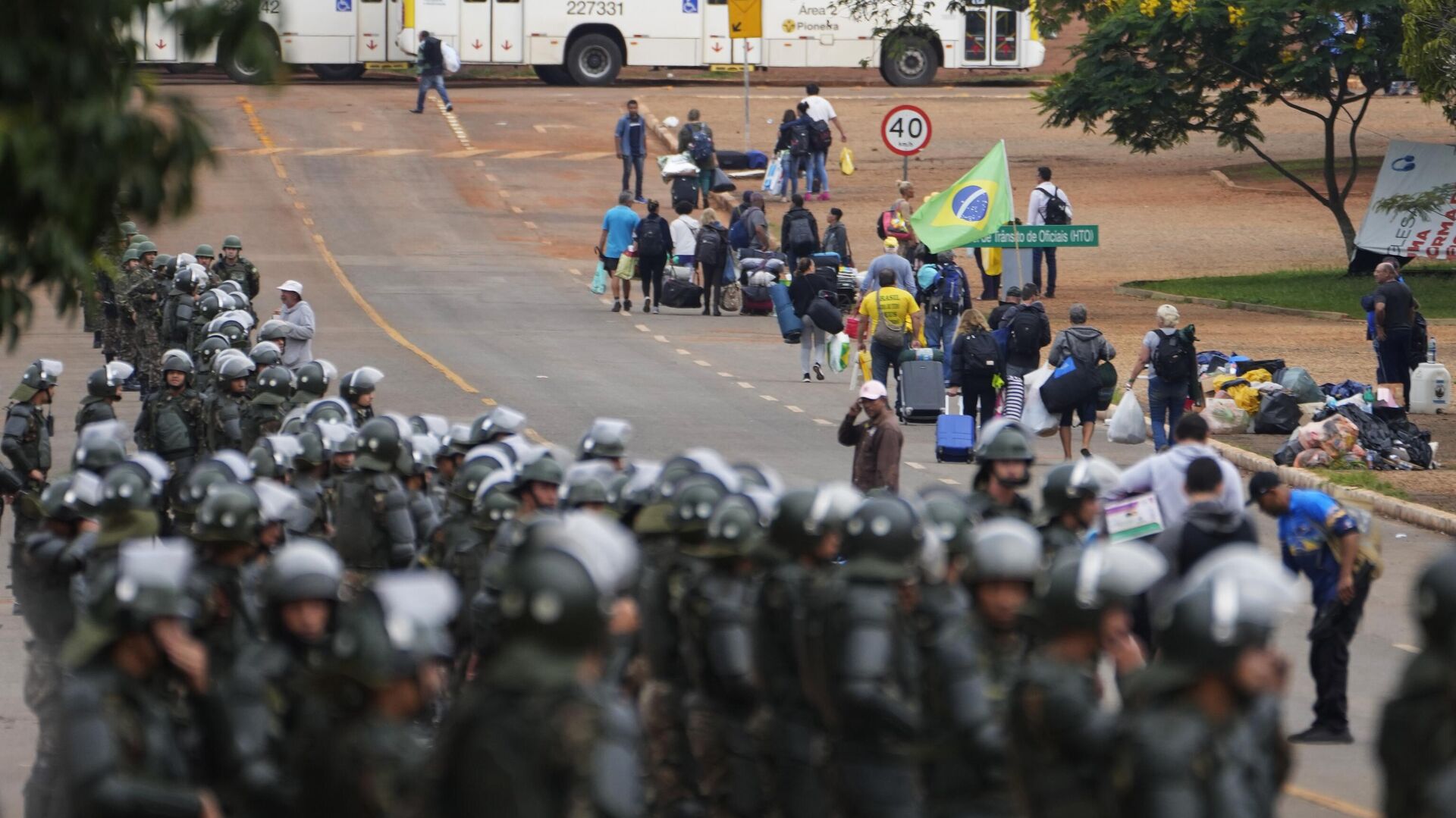 Полицейские оградили лагерь протестующих возле штаб-квартиры ВС в Бразилиа - РИА Новости, 1920, 09.01.2023