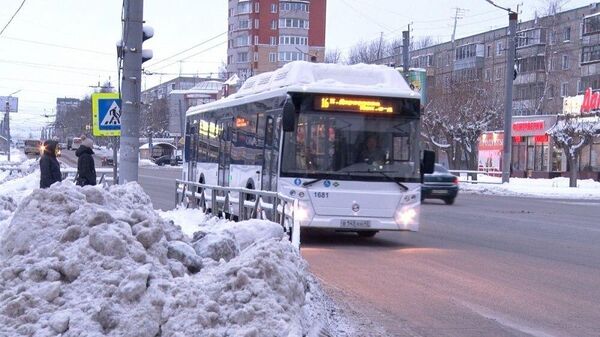 Пассажирский автобус на улице в Кирове
