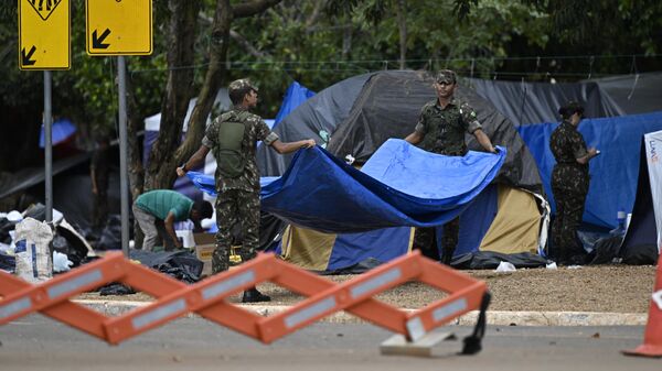 Военные демонтируют лагерь сторонников экс-президента Бразилии Жаира Болсонару перед зданием штаба армии в Бразилиа