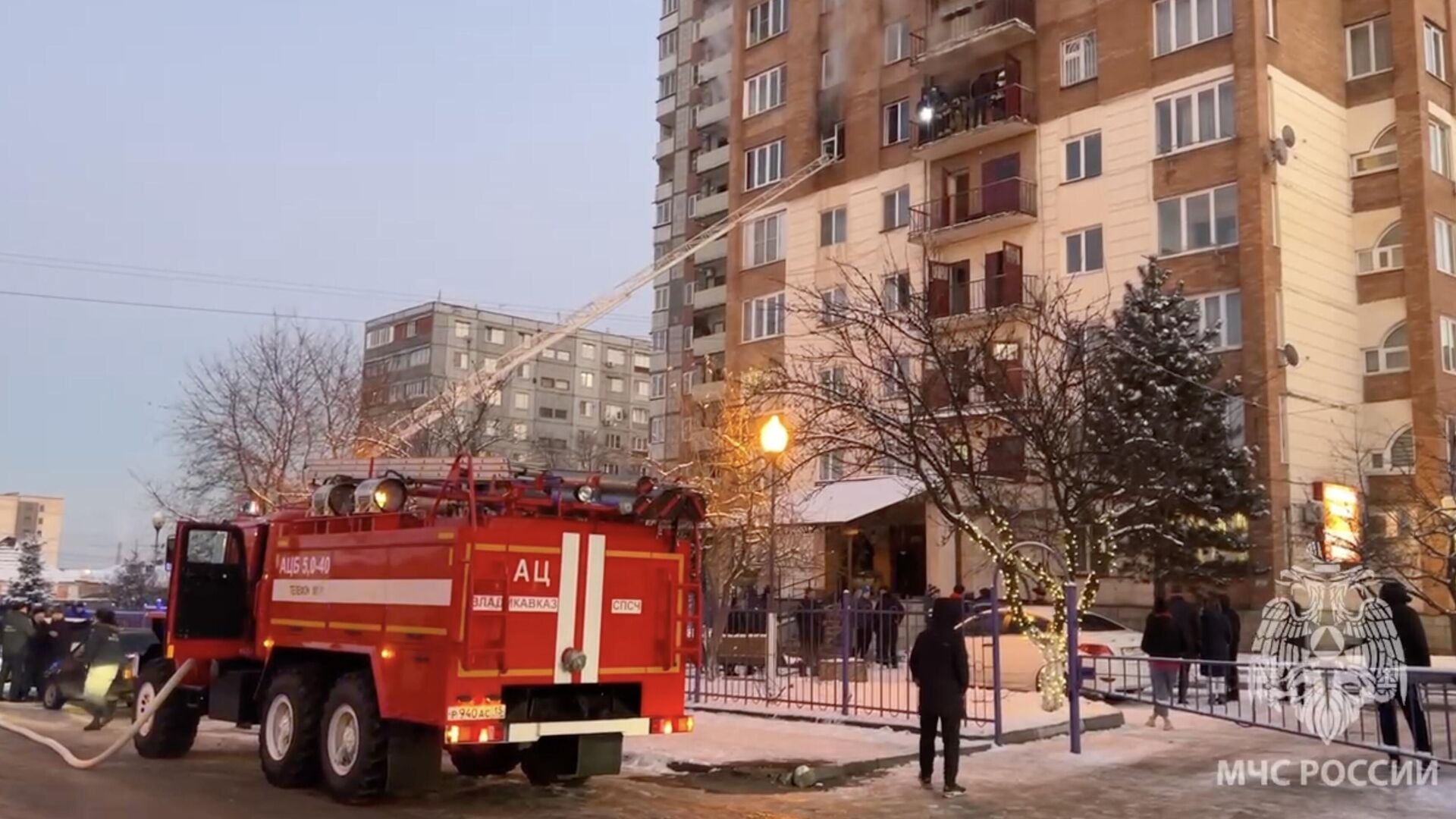 Сотрудники МЧС во время ликвидации пожара в многоквартирном доме во Владикавказе. Кадр видео - РИА Новости, 1920, 09.01.2023