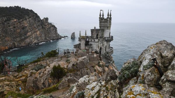 Замок Ласточкино гнездо на береговой скале в поселке Гаспра в Крыму