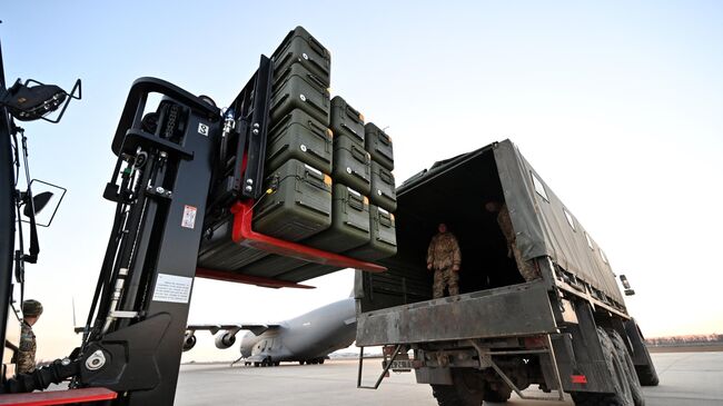 Украинские военные во время разгрузки западной военной помощи в аэропорту Борисполь