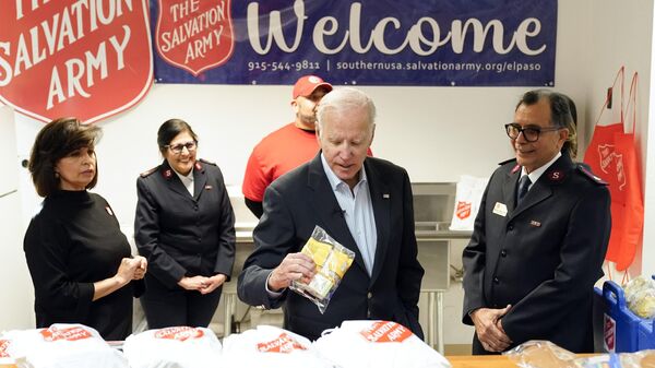 Президент США Джо Байден во время встречи с представителями благотворительной организации Армия спасения в приграничном городе Эль-Пасо в Техасе