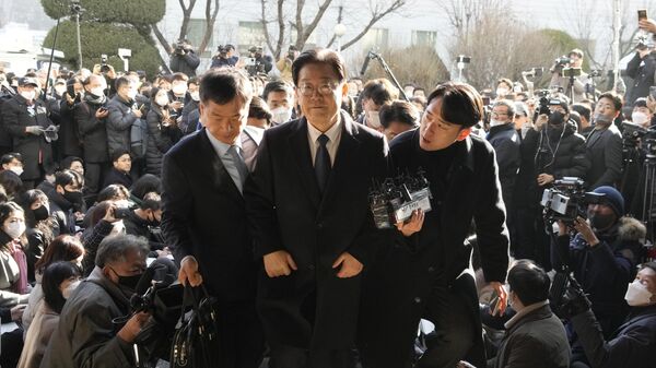 Лидер главной оппозиционной Демократической партии Южной Кореи Ли Джэ Мён (в центре) прибывает в отделение окружной прокуратуры Сувона в Соннаме, Южная Корея