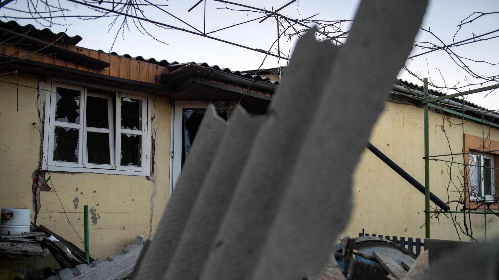 Дом, пострадавший в результате обстрела Донецка - РИА Новости, 1920, 12.01.2023