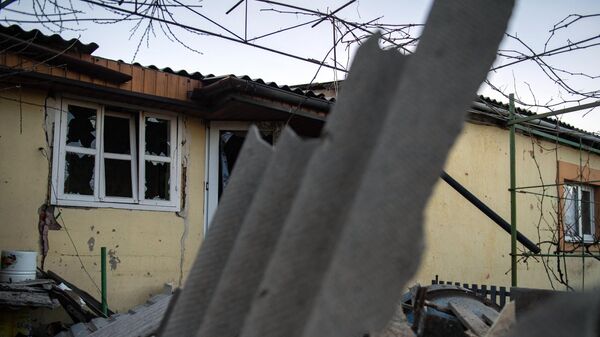 Дом, пострадавший в результате обстрела Донецка