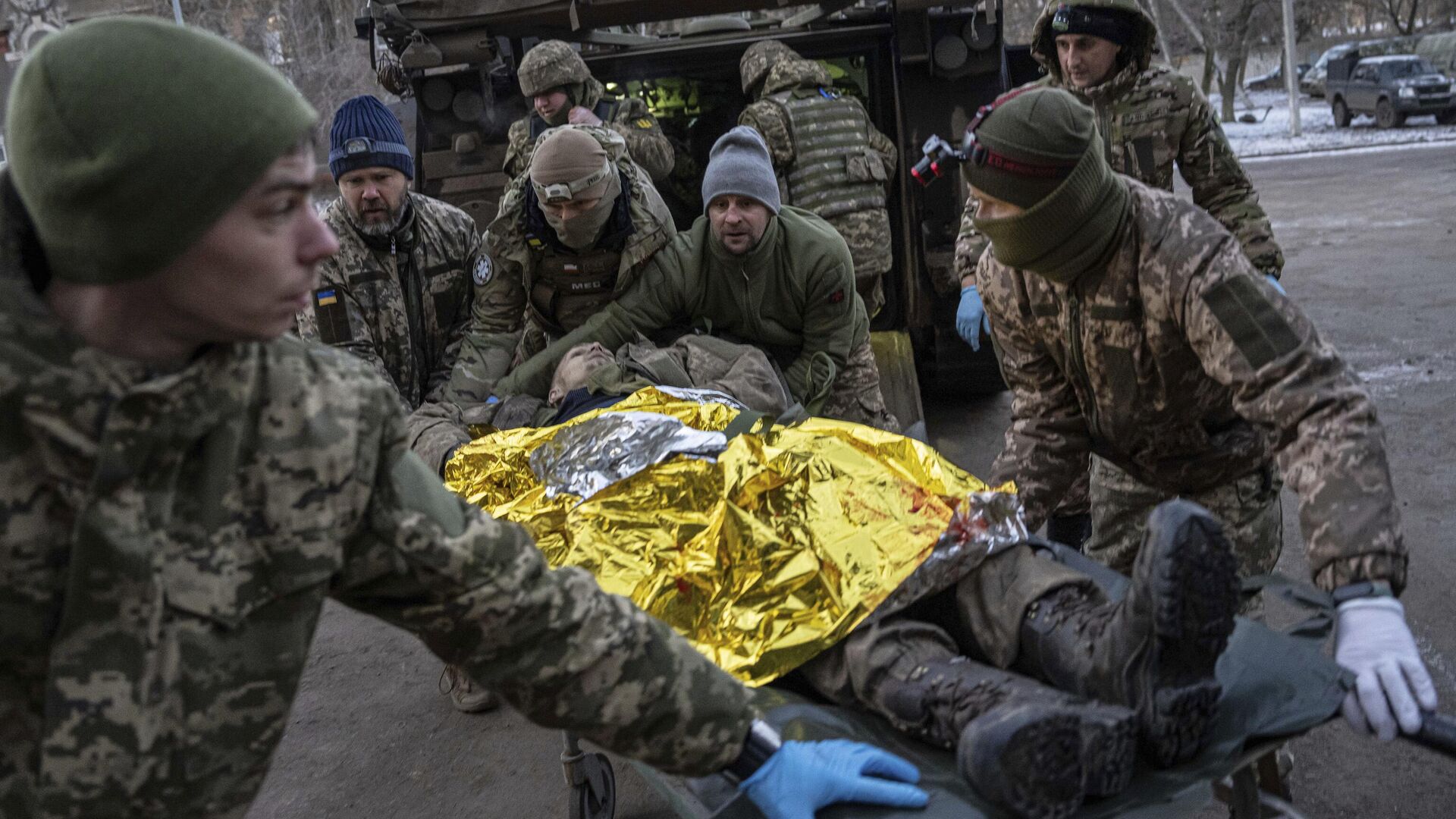 Украинские военнослужащие доставляют раненого в госпиталь. Архивное фото - РИА Новости, 1920, 22.01.2023