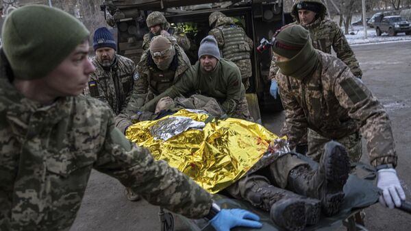 Украинские военнослужащие транспортируют раненого в госпиталь. Архивное фото
