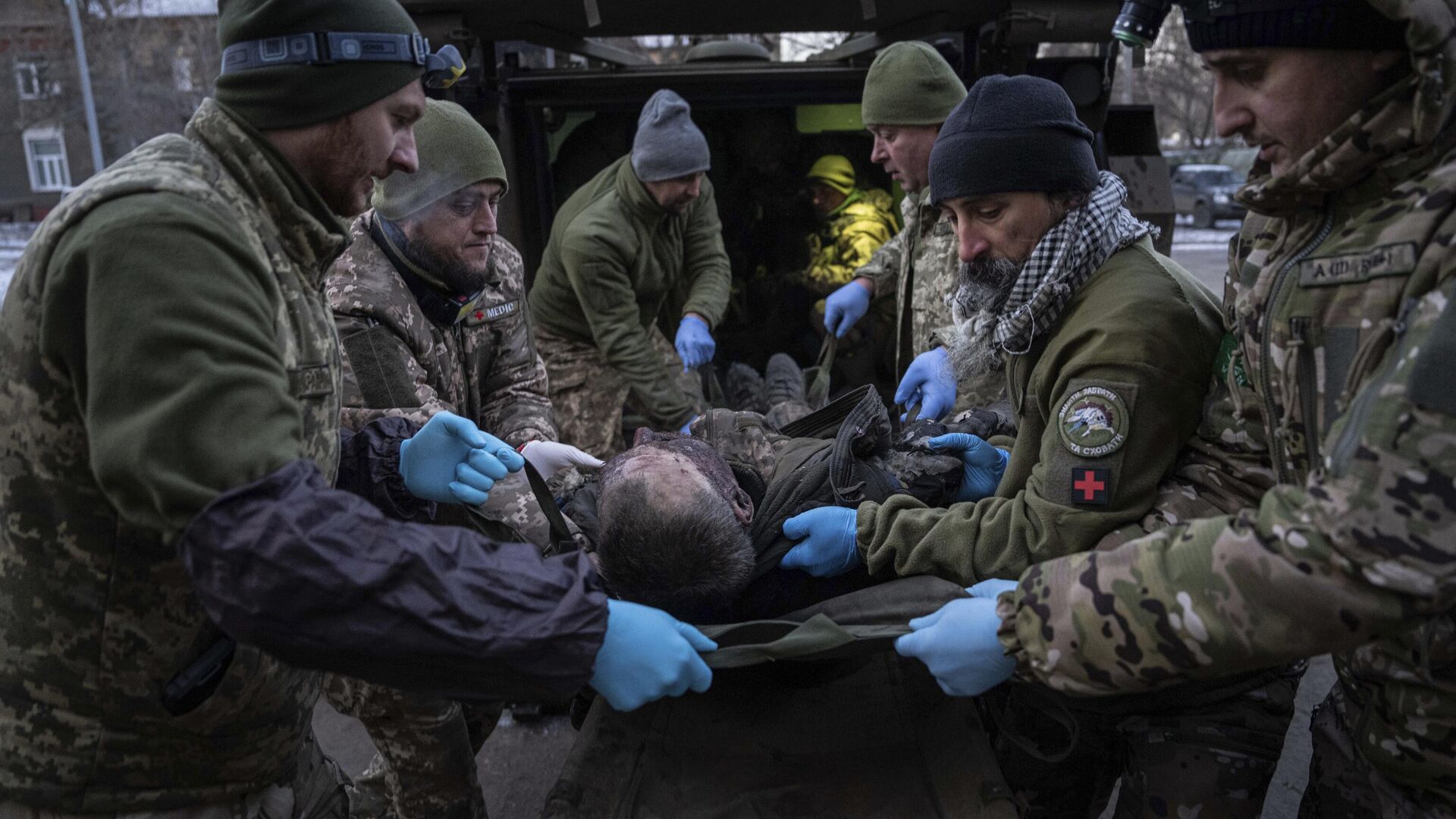 Украинские военнослужащие транспортируют раненого в госпитале в Донецкой области - РИА Новости, 1920, 17.01.2023