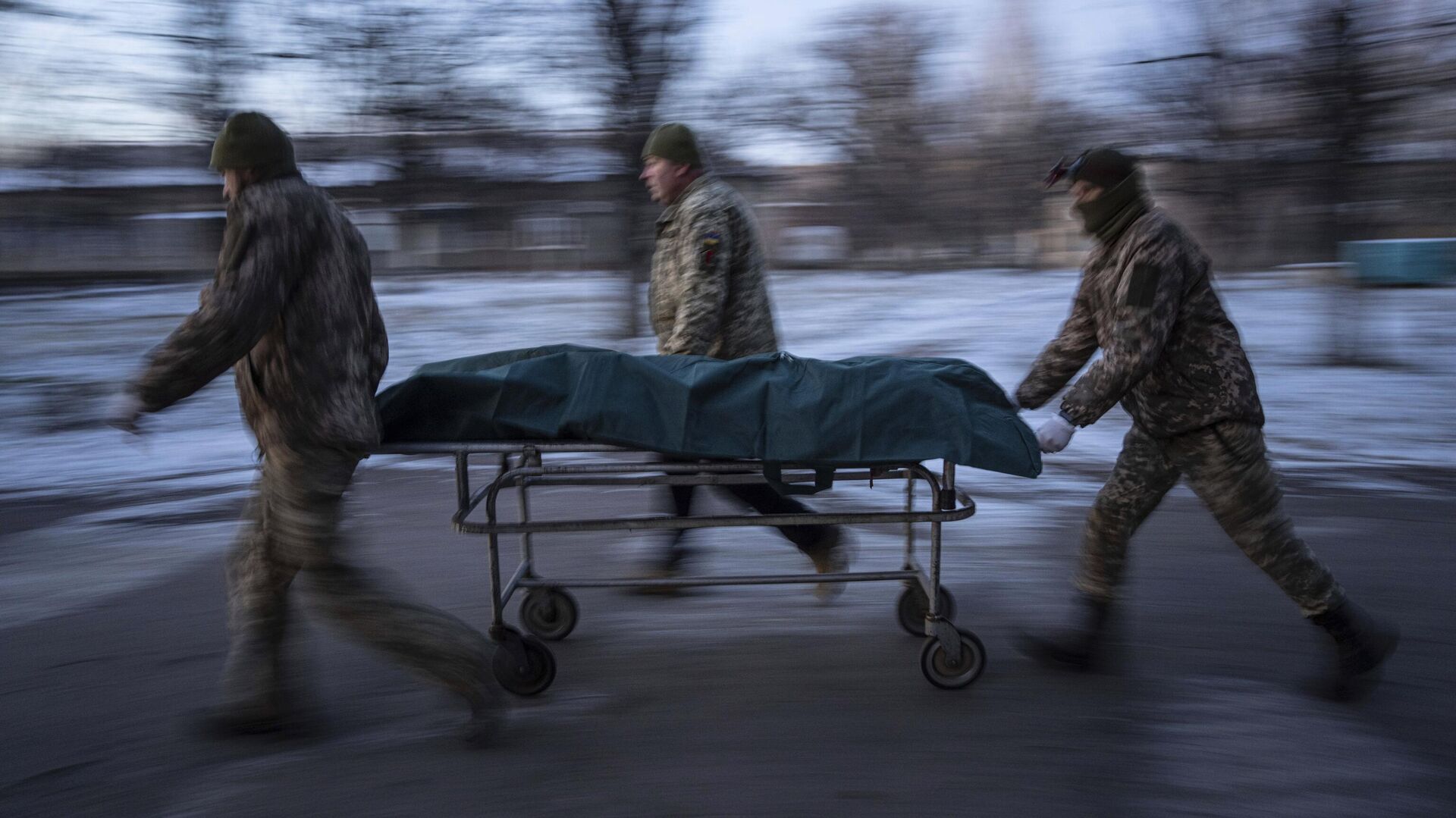 Украинские военнослужащие перевозят носилки с погибшим в Донецкой области - РИА Новости, 1920, 05.04.2023