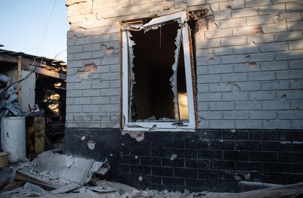 Дом, пострадавший в результате обстрела в Петровском районе Донецка