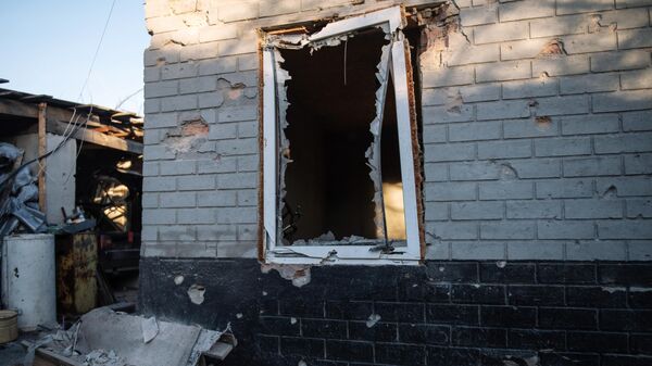Дом, пострадавший в результате обстрела в Петровском районе Донецка