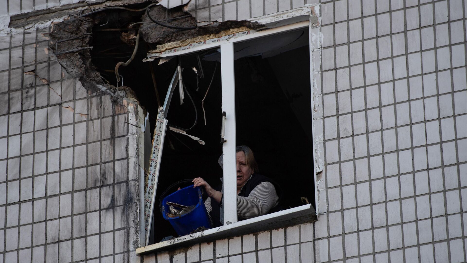 Местная жительница в квартире дома, пострадавшего в результате обстрела в Петровском районе Донецка. 9 января 2023 - РИА Новости, 1920, 10.01.2023