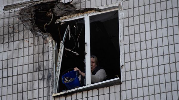 Местная жительница в квартире дома, пострадавшего в результате обстрела Донецка