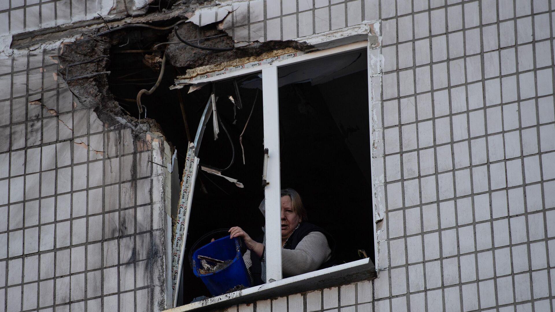 Местная жительница в квартире дома, пострадавшего в результате обстрела в Донецке - РИА Новости, 1920, 03.05.2023