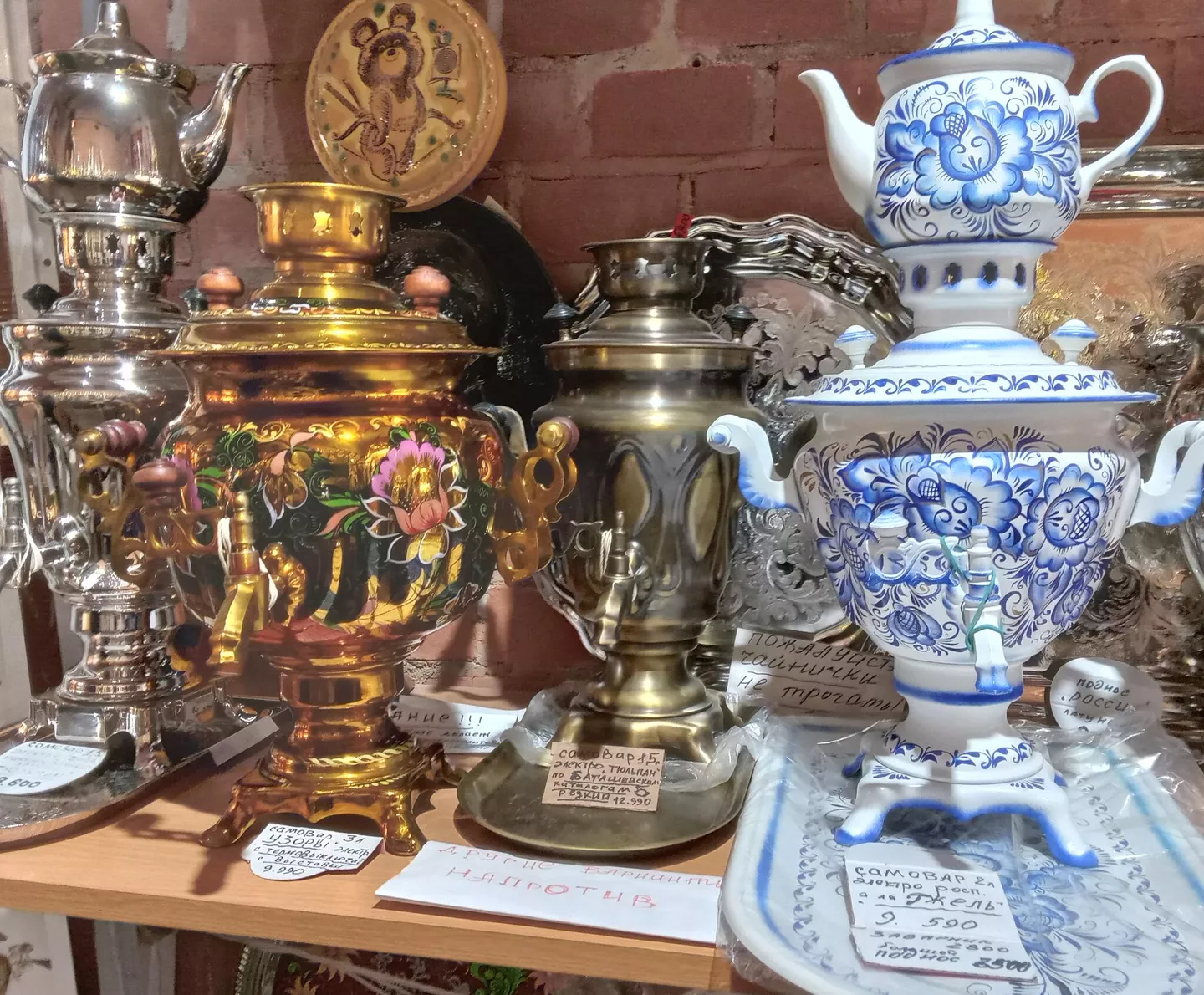 Самовары в антикварной лавке Кремля Самовары в антикварной лавке Кремля