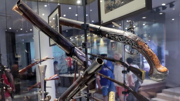 Экспонаты, представленные на стенде охотничьего оружия в Тульском государственном музее оружия