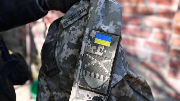 Боец МВД ЛНР демонстрирует форму украинского военного