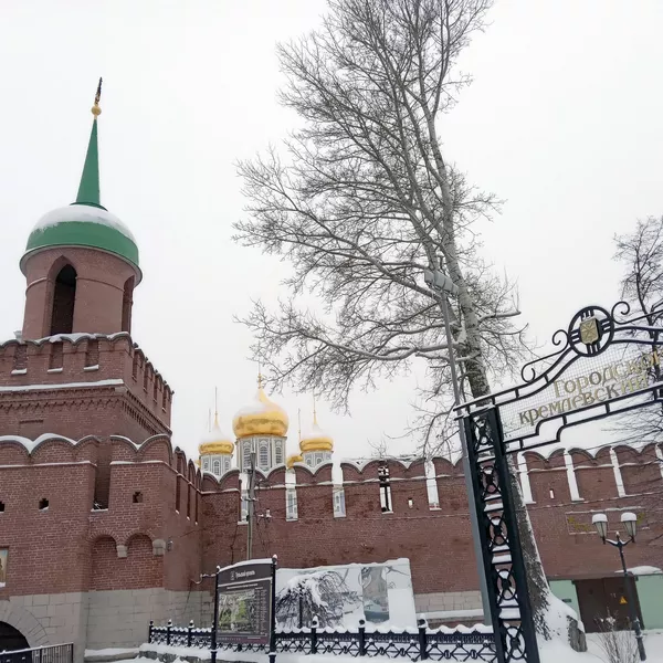 Вид на Башню Одоевских ворот Тульстого кремля и купола Свято-Успенского собора Вид на Башню Одоевских ворот Тульстого кремля и купола Свято-Успенского собора