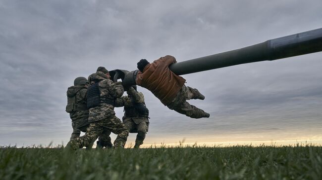 Украинские военные с американской гаубицей M777