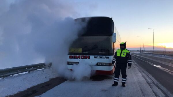 В Самарской области сотрудники полиции пришли на помощь замерзавшим пассажирам рейсового автобуса, следовавшего из Актобе (Казахстан) в Самару