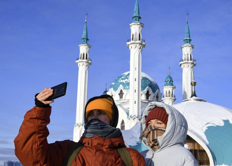 Туристы фотографируются на фоне мечети Кул Шариф в Казанском кремле