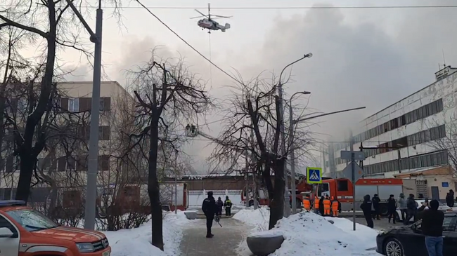 Тушение пожара в автосервисе на северо-востоке Москвы