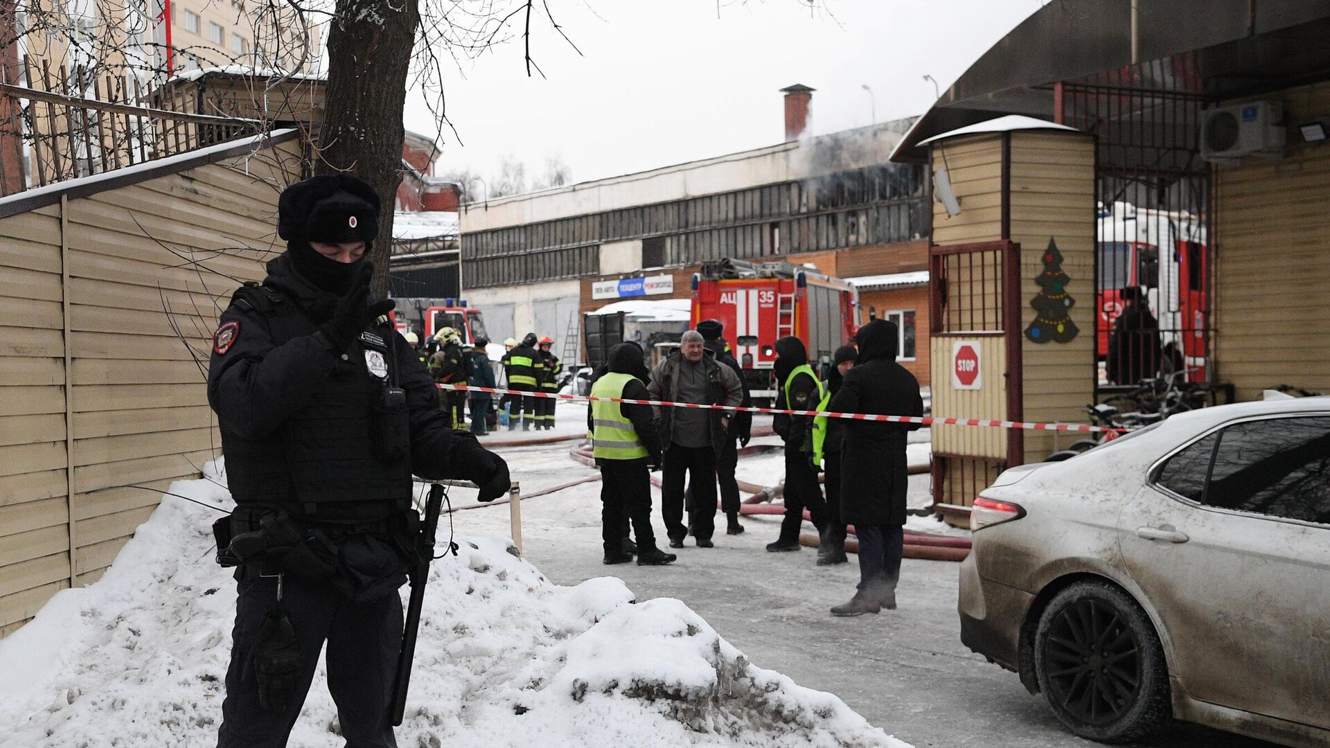 Сотрудник полиции на месте пожара на улице Добролюбова в Москве. 10 января 2023 - РИА Новости, 1920, 10.01.2023