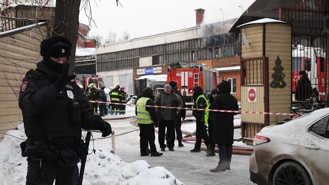 Сотрудник полиции на месте пожара на улице Добролюбова в Москве. 10 января 2023