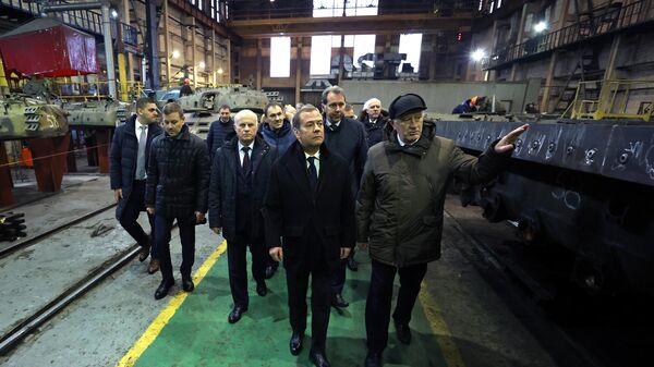 Дмитрий Медведев во время посещения АО 61-й бронетанковый ремонтный завод