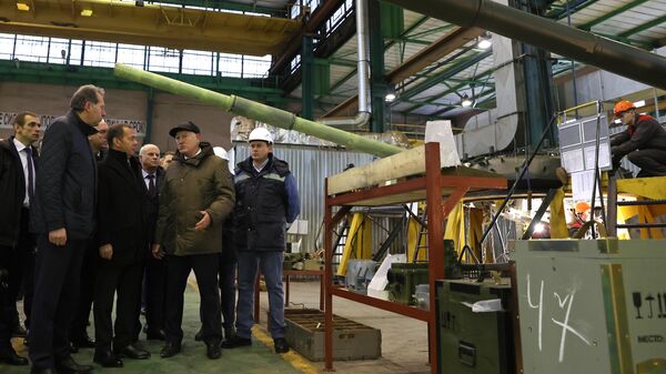 Заместитель председателя Совета безопасности РФ Дмитрий Медведев во время посещения АО 61 бронетанковый ремонтный завод в Санкт-Петербурге