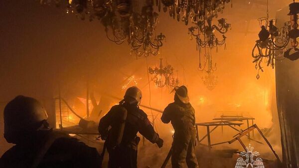 Тушение пожара на Зеленом рынке в Хасавюрте