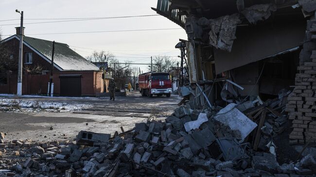 Разрушенное здание в Донецке после обстрела со стороны ВСУ