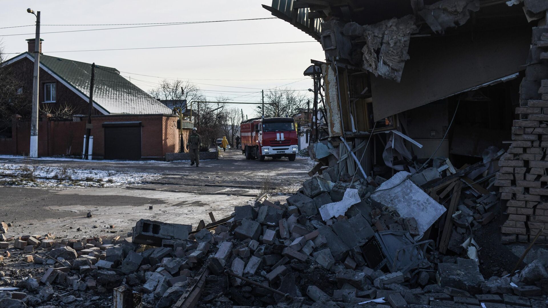 Разрушенное здание в Донецке после обстрела со стороны ВСУ - РИА Новости, 1920, 12.01.2023