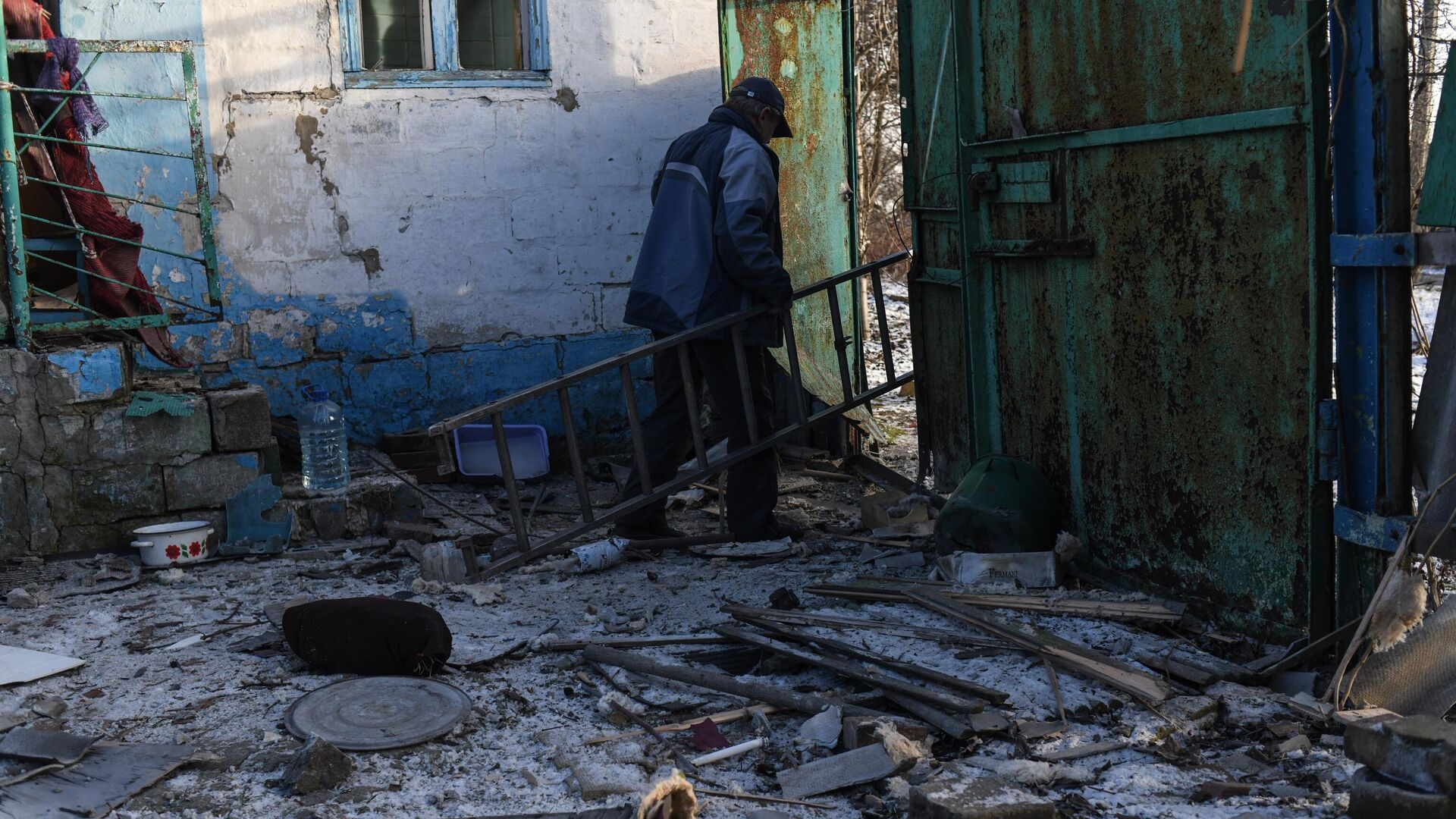 Пострадавший, в результате обстрела со стороны ВСУ, частный дом в Донецке - РИА Новости, 1920, 18.01.2023