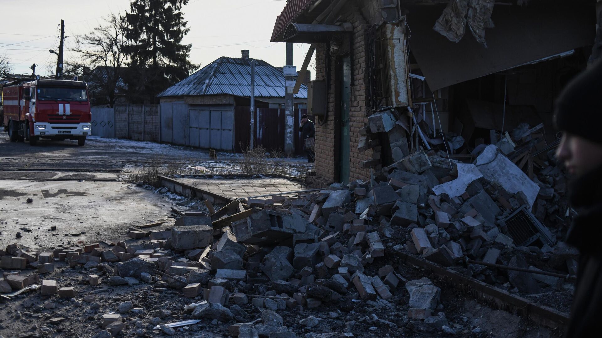 Разрушенное здание в Ленинском районе Донецка после обстрела со стороны ВСУ - РИА Новости, 1920, 14.01.2023