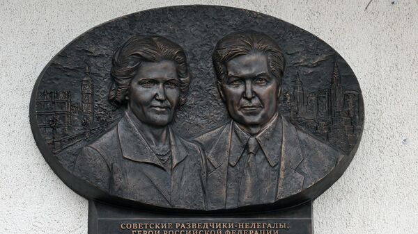 Мемориальная доска советским разведчикам Моррису и Леонтине Коэн на улице Большой Бронной в Москве