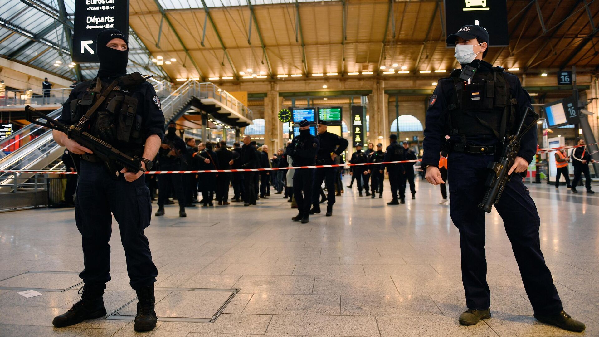 Французские полицейские на Северном вокзале в Париже, где мужчина напал с ножом на прохожих. 11 января 2023 - РИА Новости, 1920, 11.01.2023