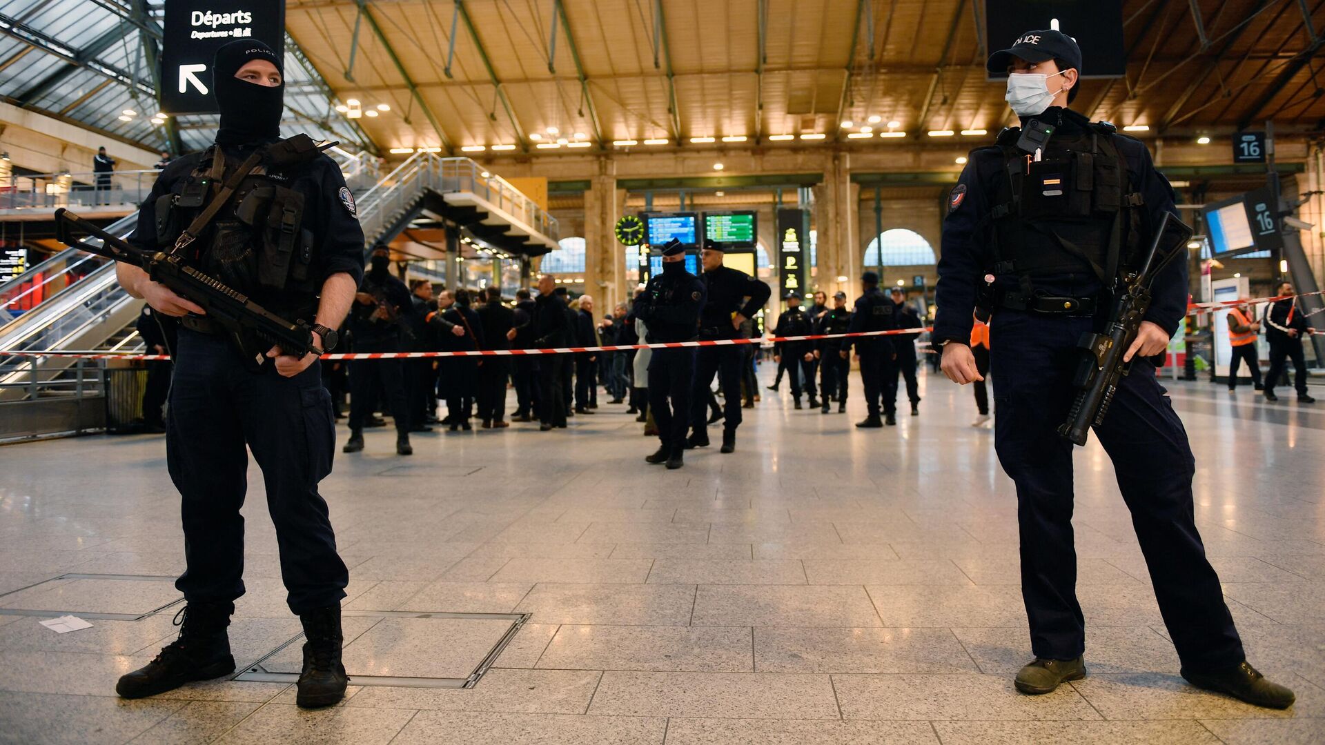 Французские полицейские на Северном вокзале в Париже, где мужчина напал с ножом на прохожих. 11 января 2023 - РИА Новости, 1920, 11.01.2023