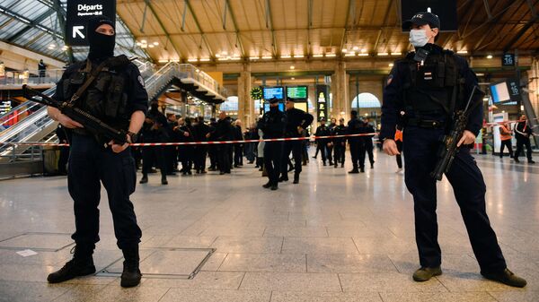 Французские полицейские на Северном вокзале в Париже, где мужчина напал с ножом на прохожих. 11 января 2023